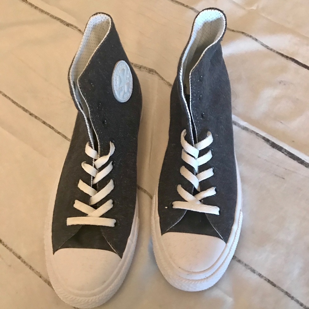 Men’s Converse tennis shoes.Size 8 men’s